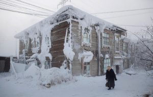 Femeie ce trece pe langa o casa inghetata din centru